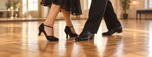 Tanzschuhe für den ersten Tanzkurse. Symbolbild erstellt mit KI