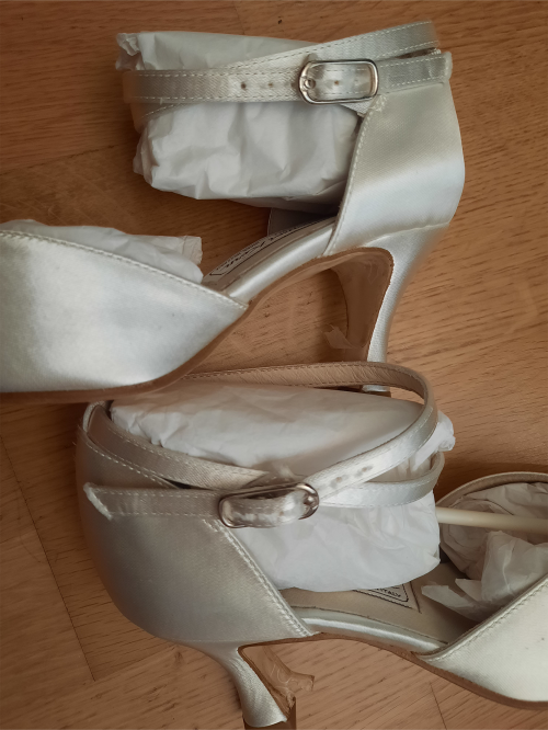 Werner Kern Donne Scarpe da Ballo Betty - Raso Bianco 6,5 - Suola in Cuoio - Misura: UK 2,5